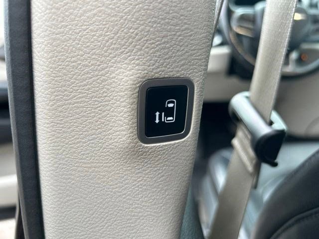 Used 2021 Chrysler Pacifica Touring-L FWD image 32