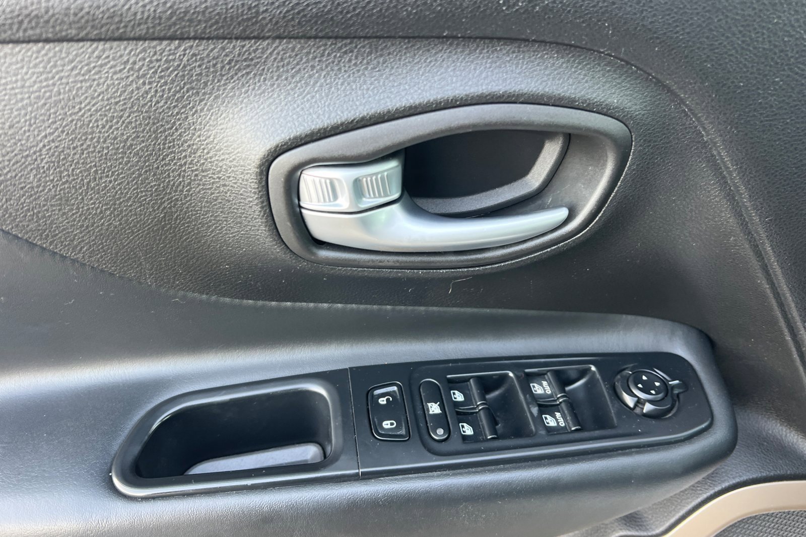 Used 2016 Jeep Renegade Limited image 8