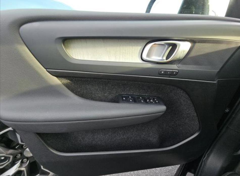 Used 2025 Volvo XC40 B5 Plus image 15