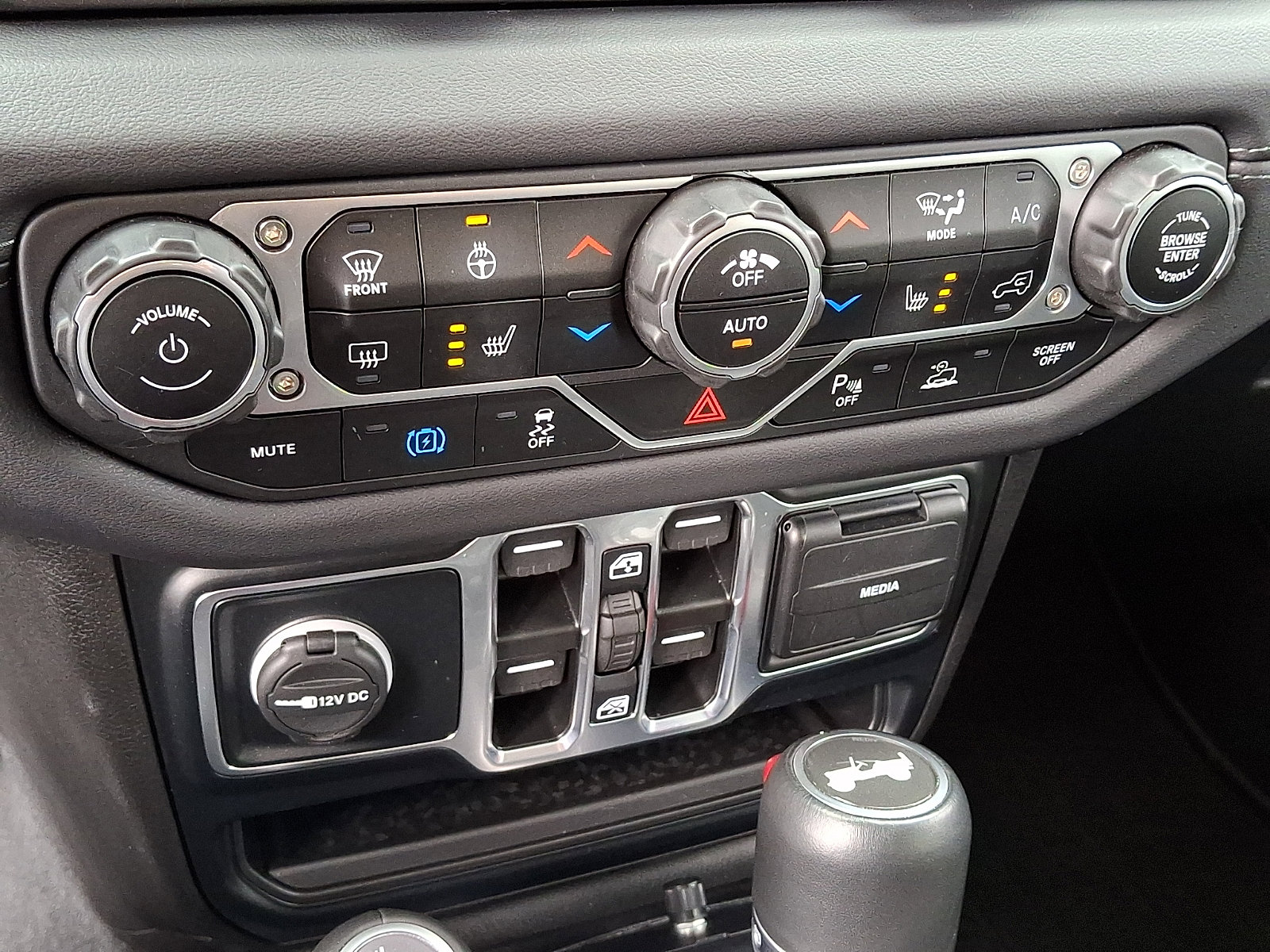 Used 2024 Jeep Wrangler Sahara w/ Safety Group image 16