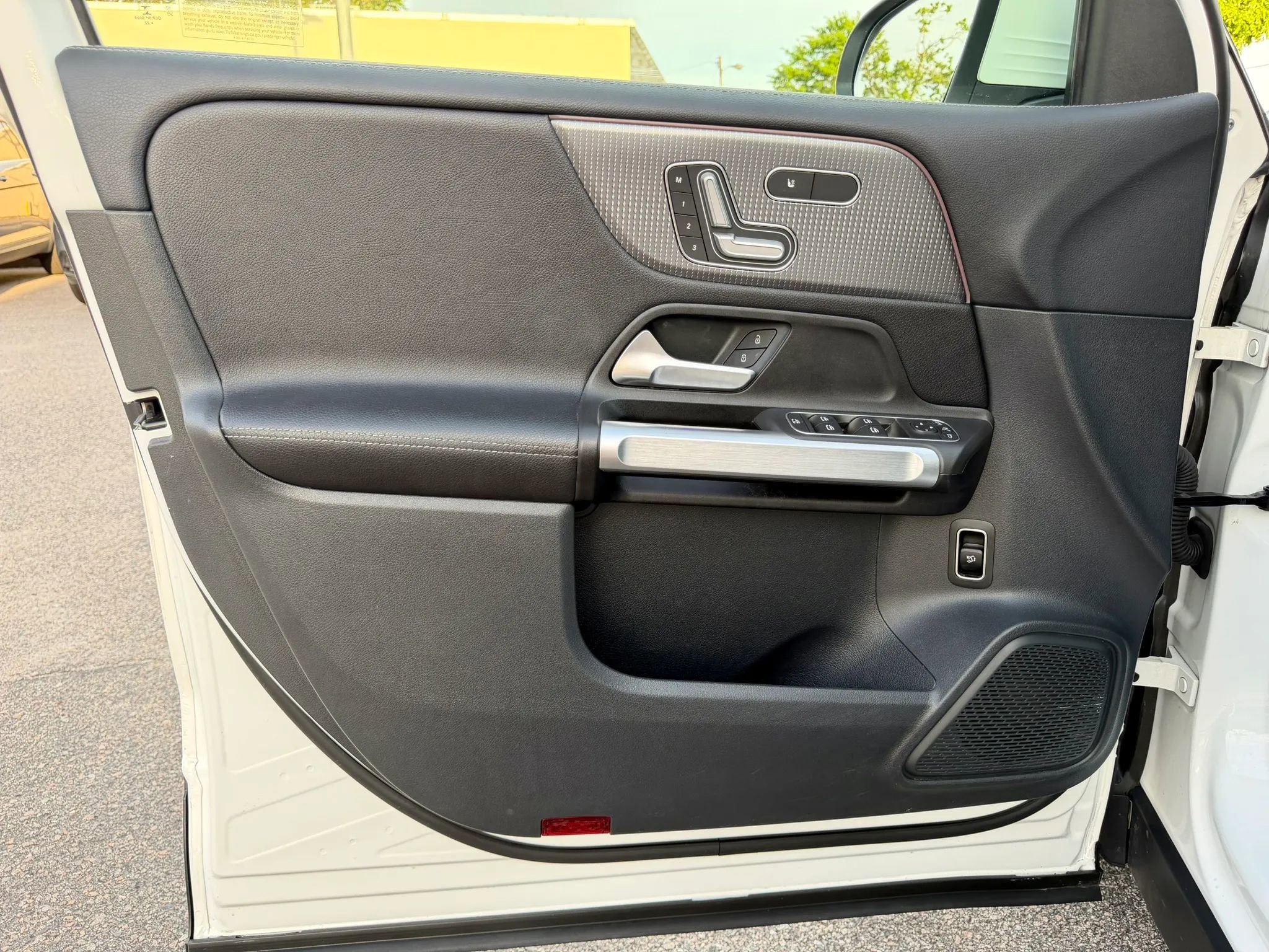 Used 2022 Mercedes-Benz GLB 250 4MATIC w/ Premium Package Lite image 37