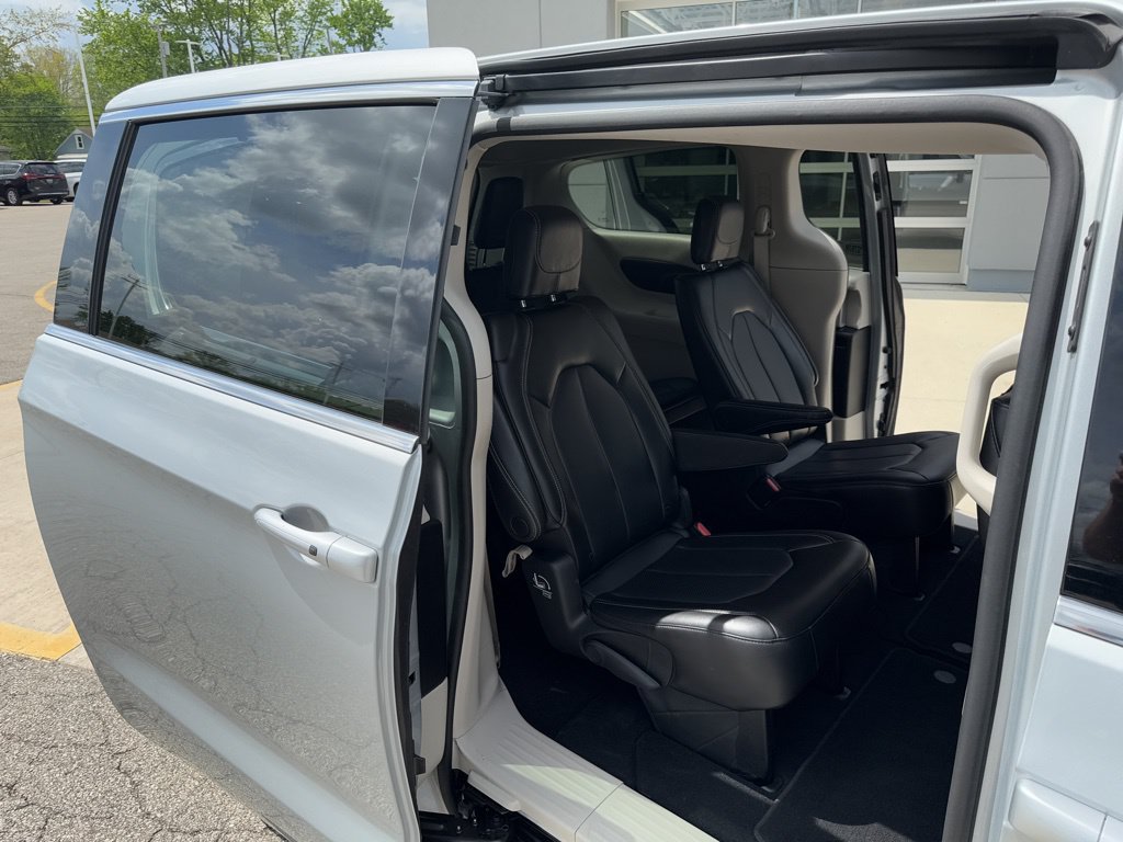 Used 2023 Chrysler Pacifica Touring-L FWD image 40