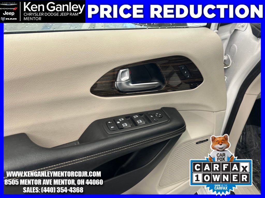 Used 2023 Chrysler Pacifica Limited w/ Uconnect Theater Family Group image 12
