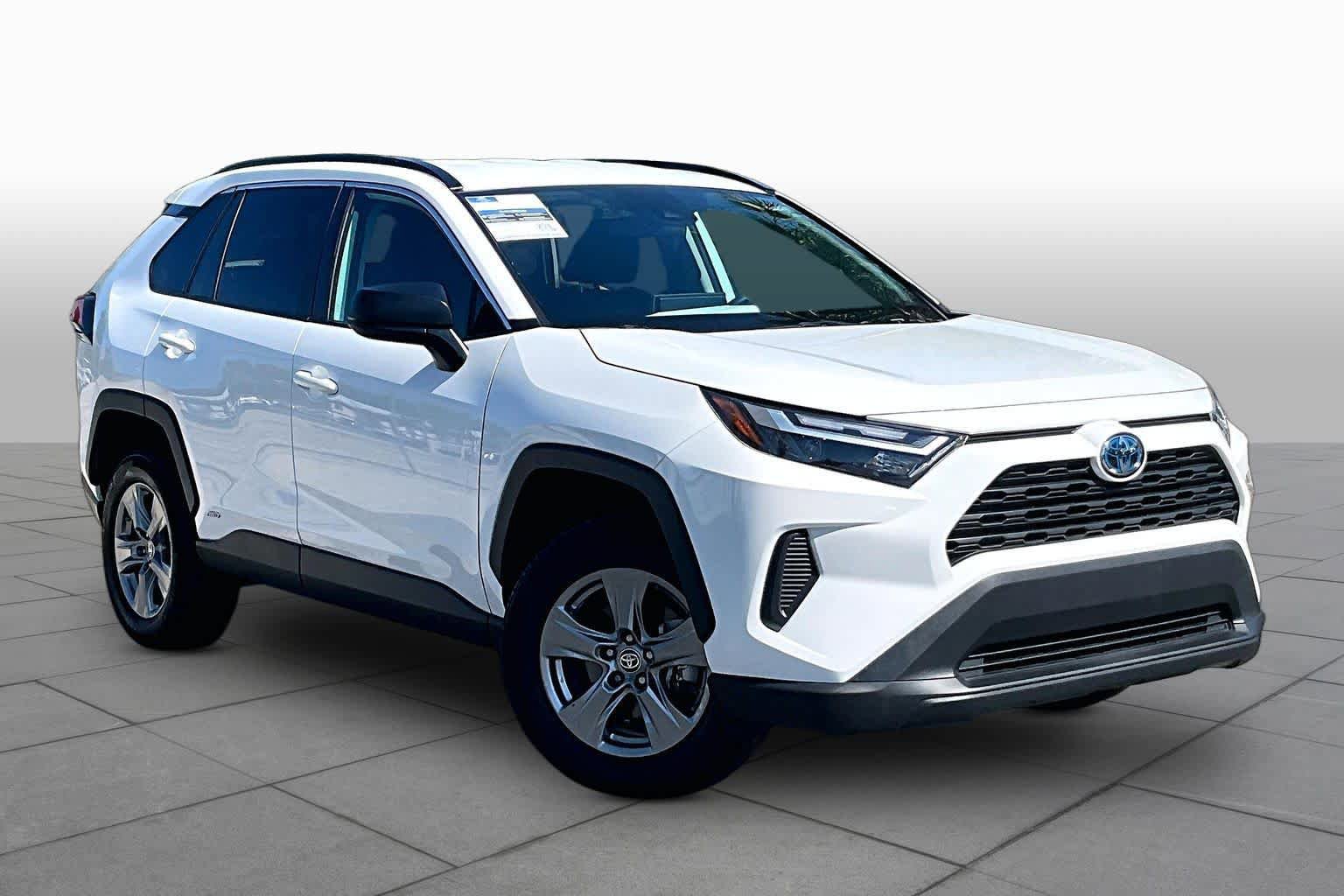 Used 2024 Toyota RAV4 LE AWD/4WD image 3