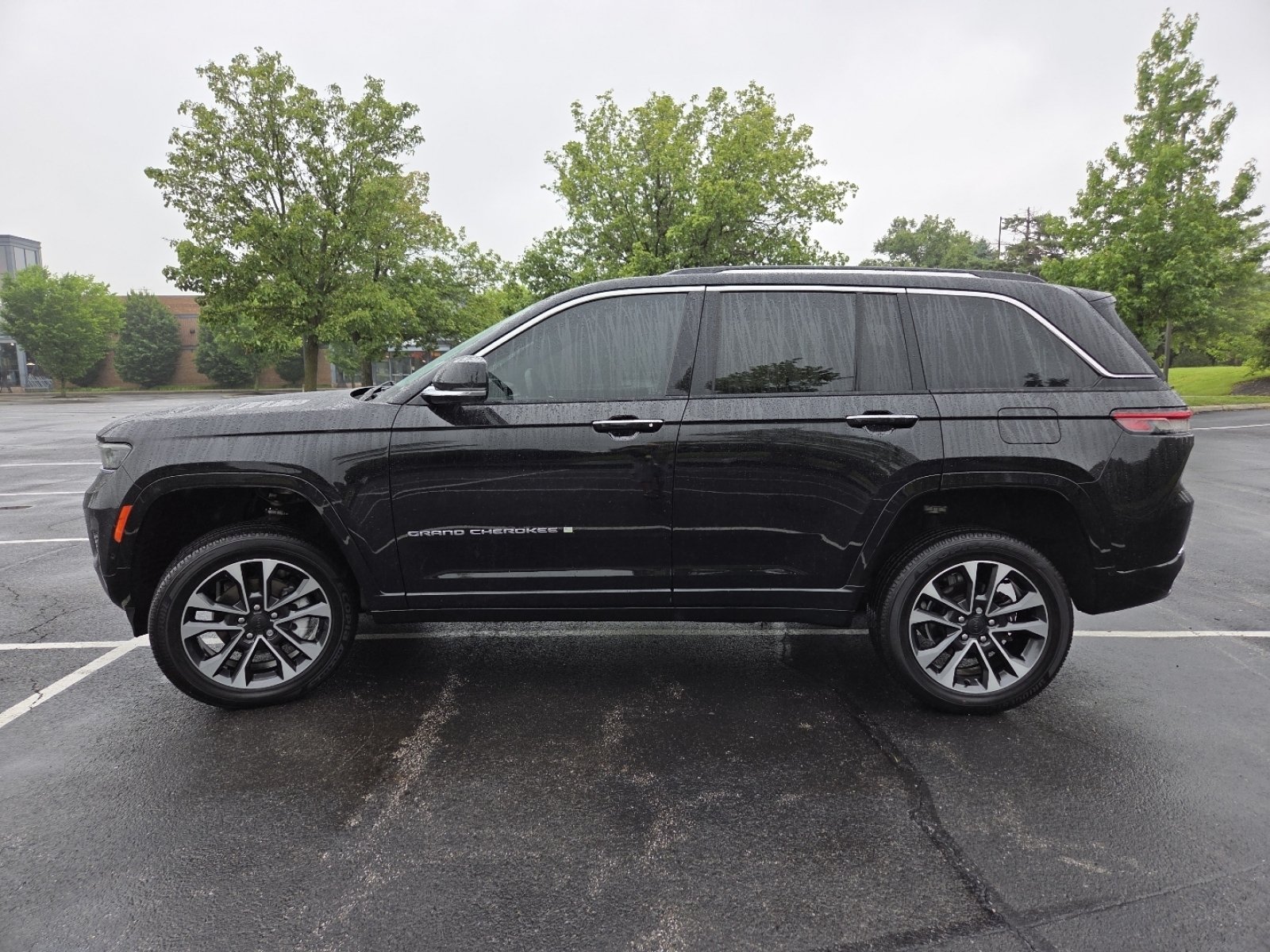 Used 2022 Jeep Grand Cherokee Overland AWD/4WD image 22