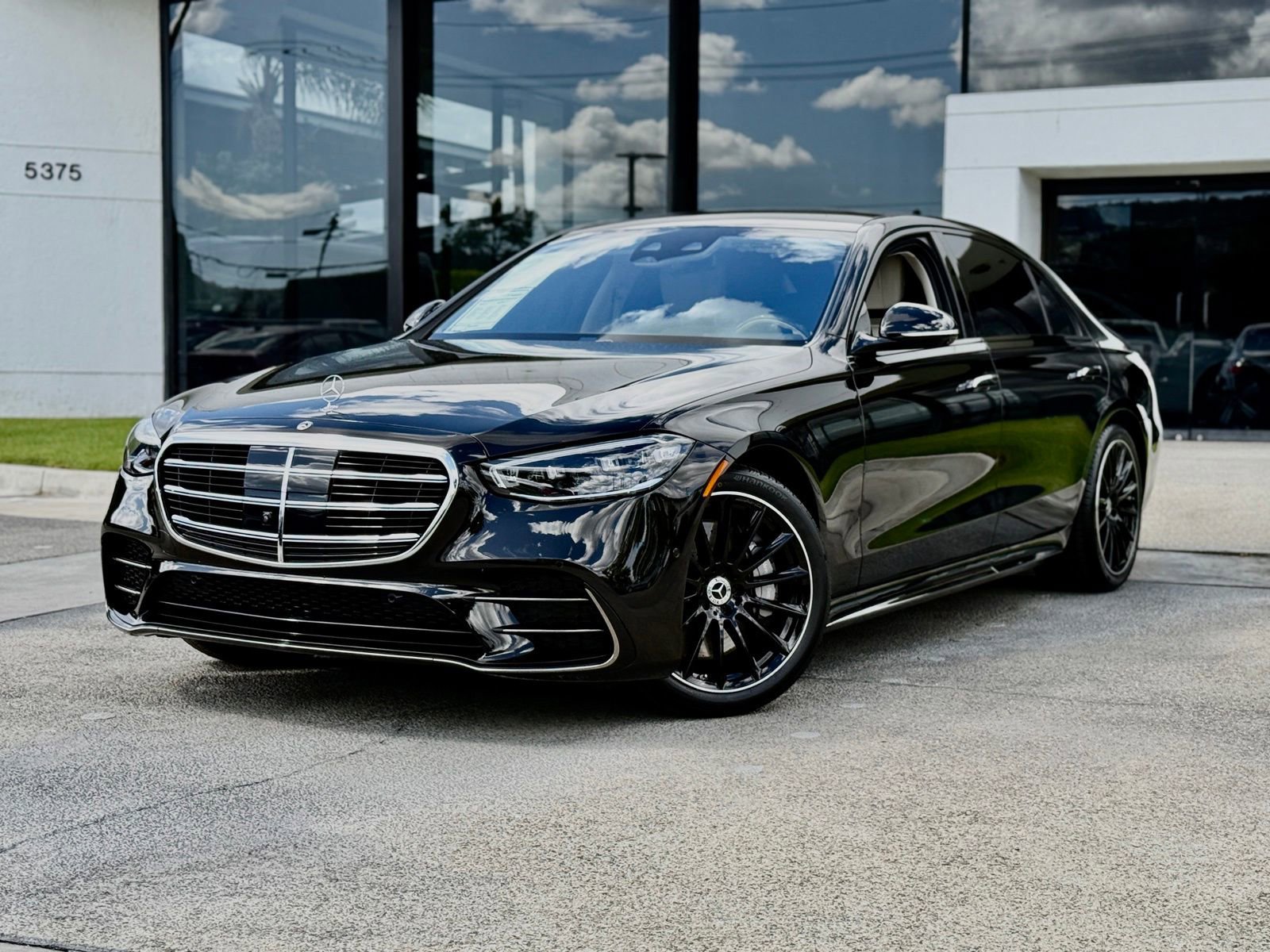 Used 2023 Mercedes-Benz S 500 4MATIC image 2