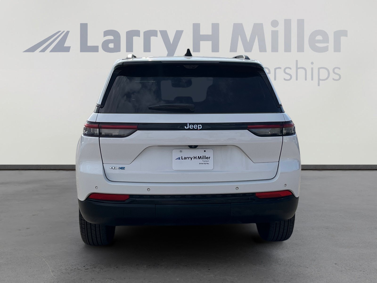 Certified 2022 Jeep Grand Cherokee Limited 4xe w/ Luxury Tech Group II AWD/4WD image 4