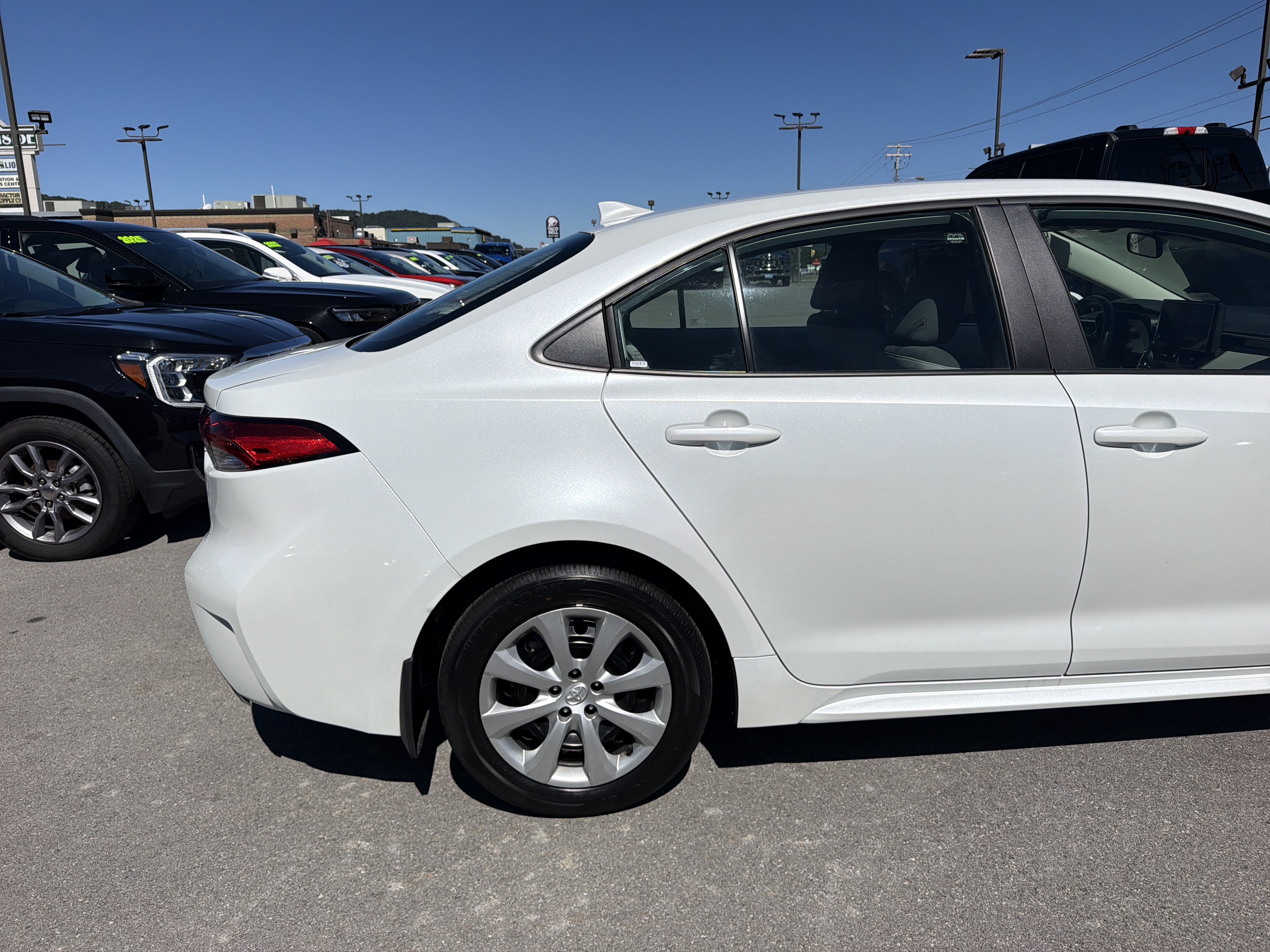 Used 2025 Toyota Corolla LE FWD image 5