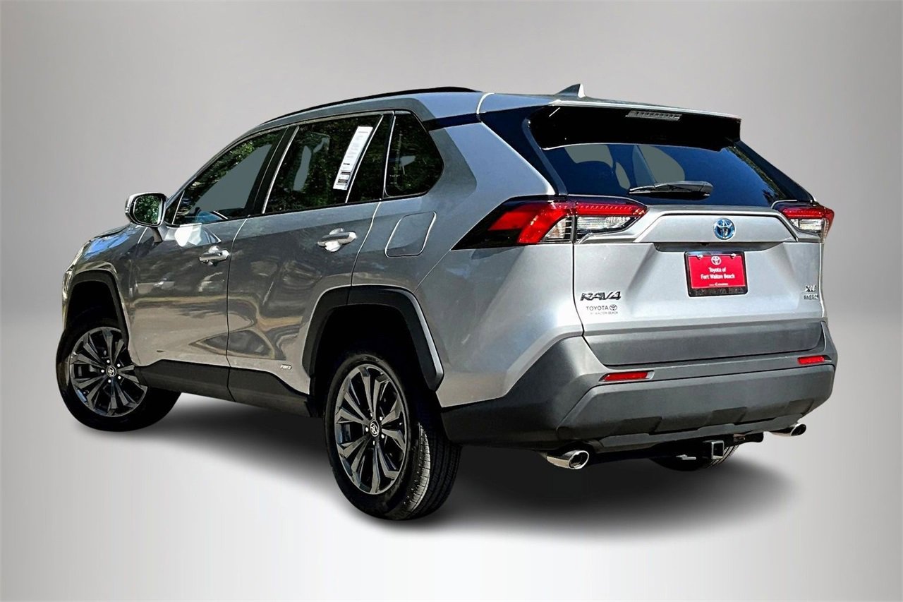 Used 2022 Toyota RAV4 XLE Premium image 4