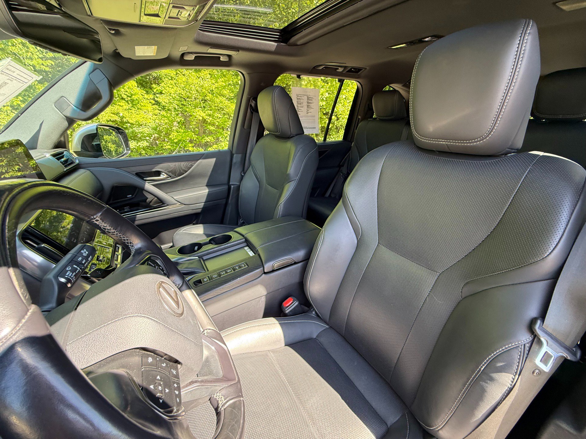Used 2023 Lexus LX 600 4WD w/ Luxury Package image 12