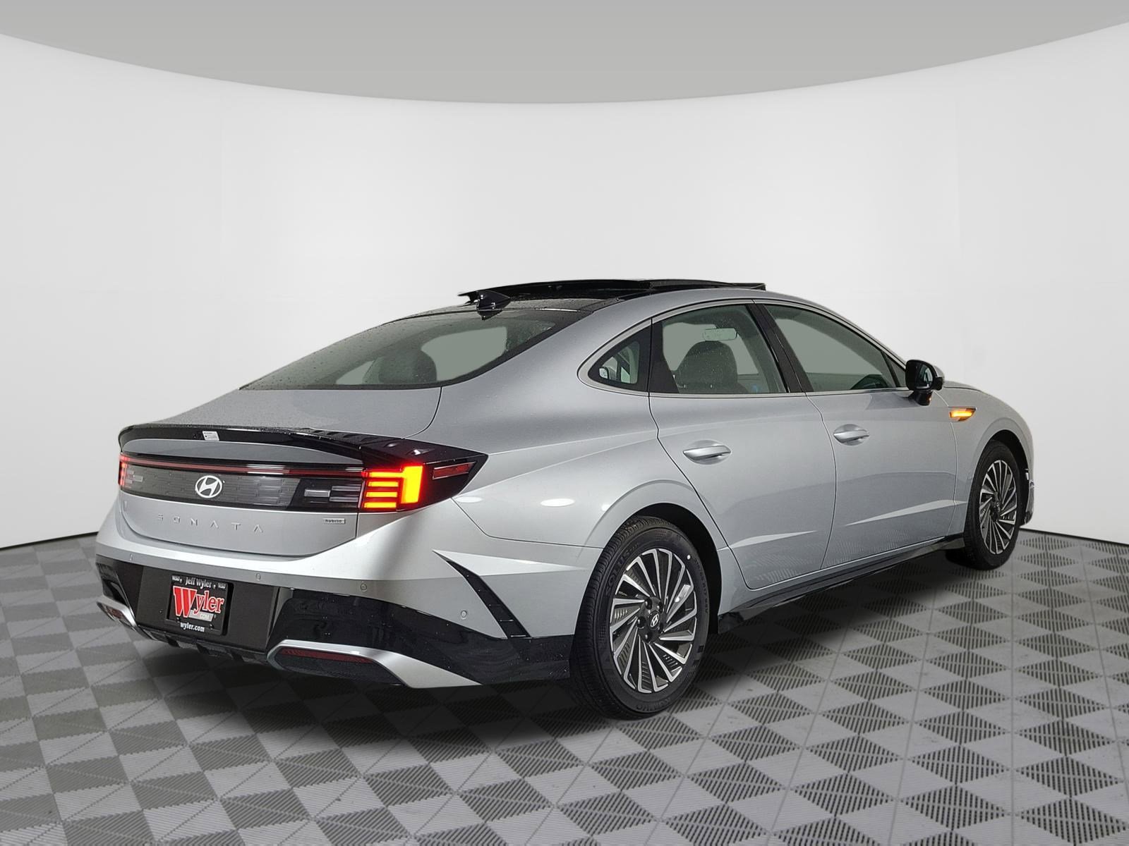 New 2025 Hyundai Sonata Limited image 3