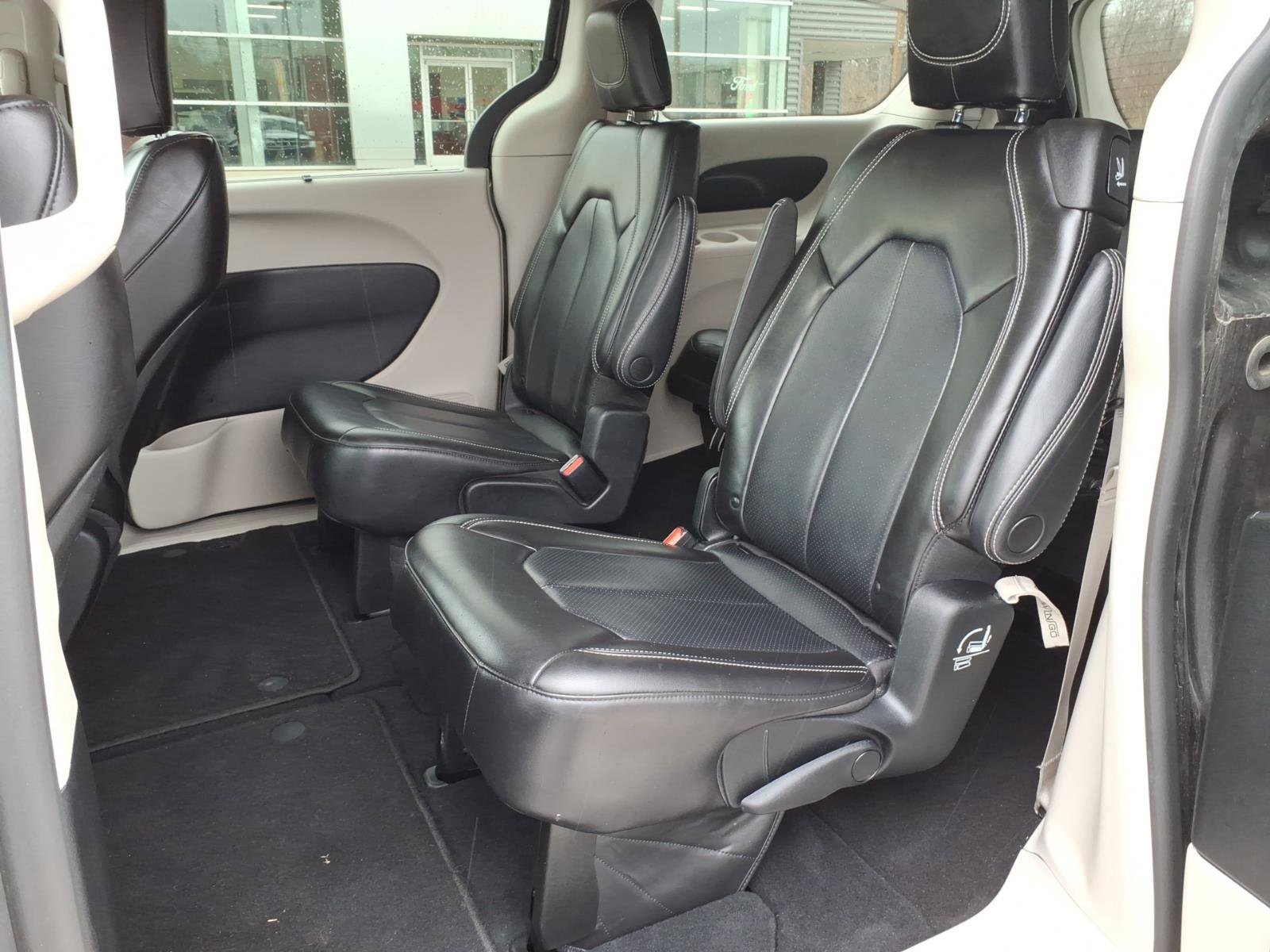 Used 2023 Chrysler Pacifica Touring-L image 13