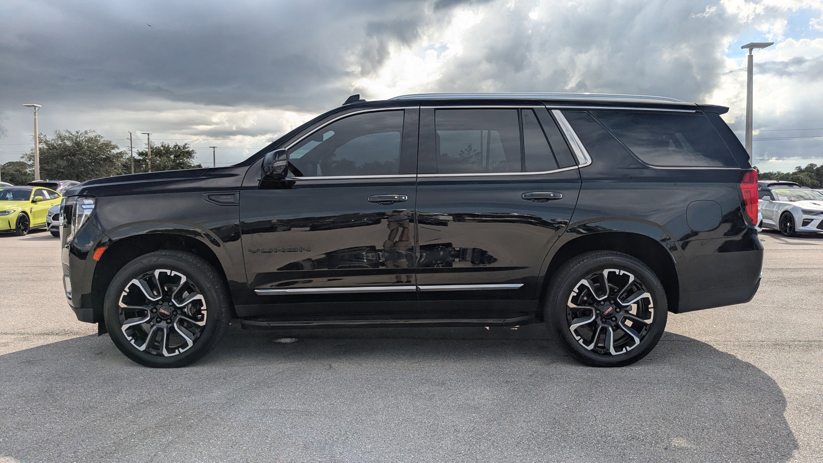 Used 2022 GMC Yukon SLT w/ SLT Premium Package image 8
