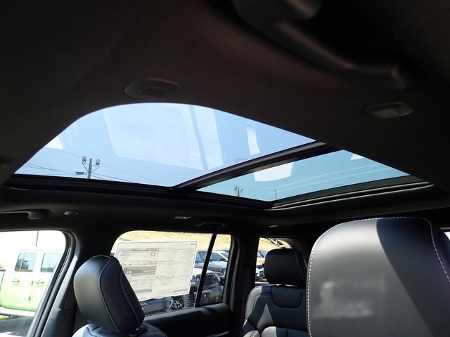 New 2025 Jeep Grand Cherokee Limited w/ Black Appearance Package image 18