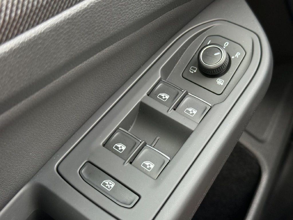 Certified 2025 Volkswagen GTI SE FWD image 21