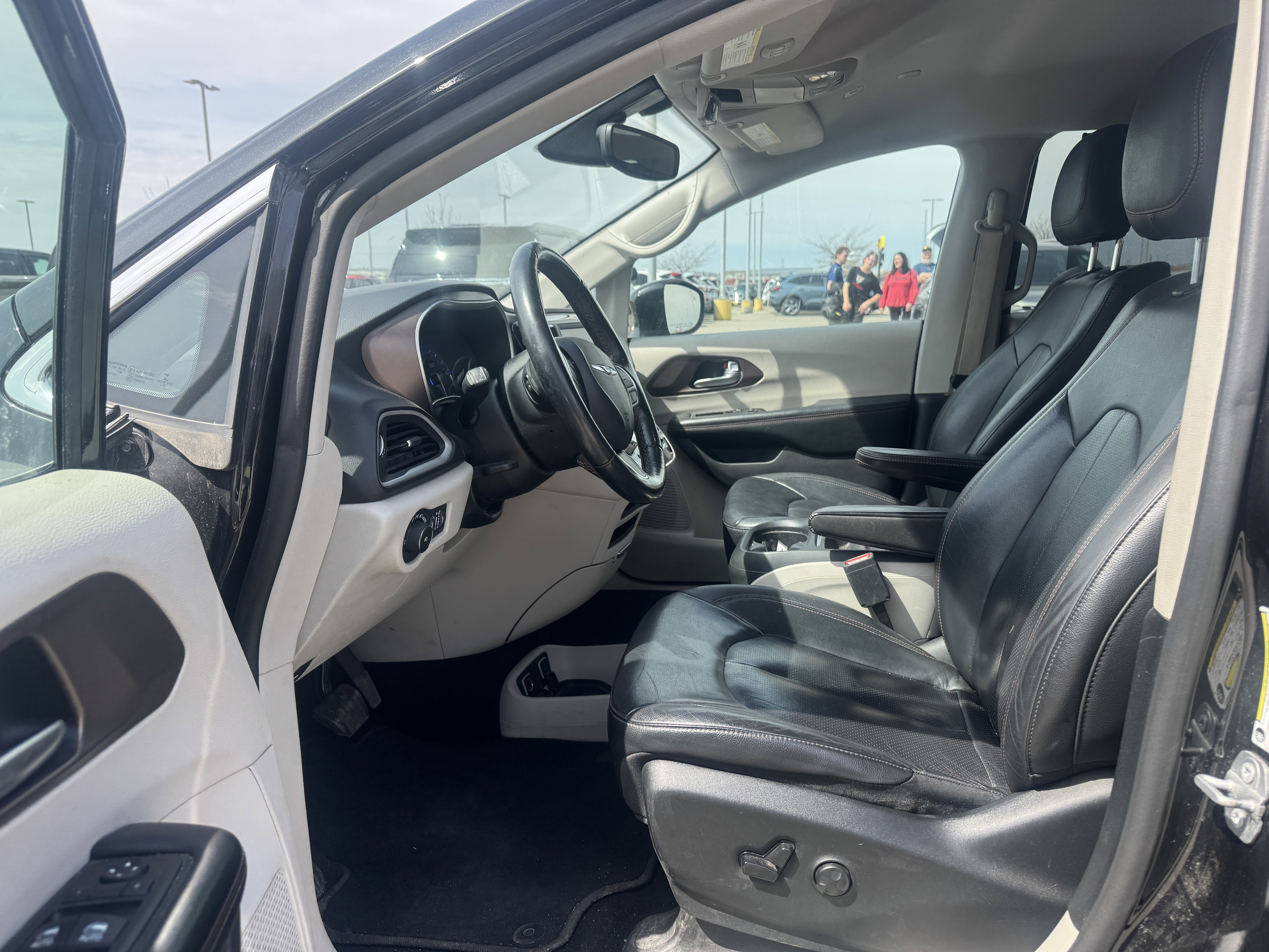 Used 2019 Chrysler Pacifica Touring-L w/ Tire & Wheel Group FWD image 7