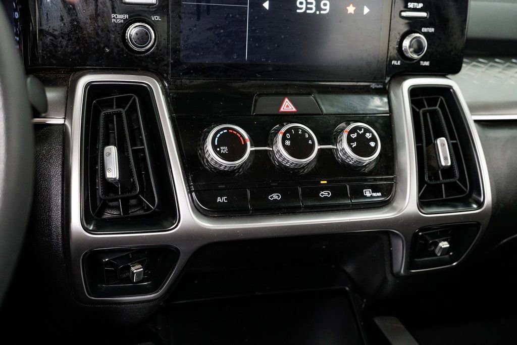 Used 2023 Kia Sorento LX image 18