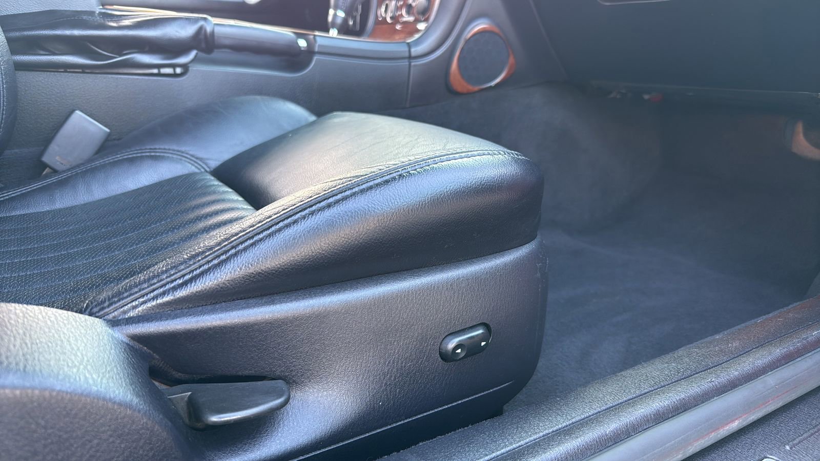 Used 2005 Ford Thunderbird image 23