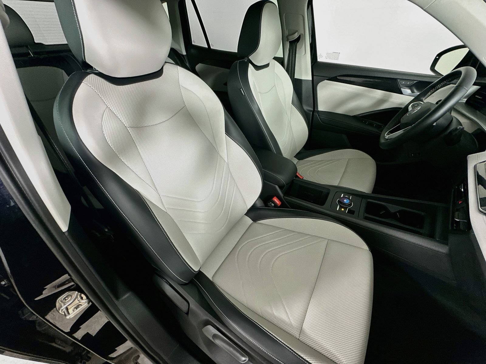 Certified 2025 Volkswagen Tiguan SE AWD/4WD image 42