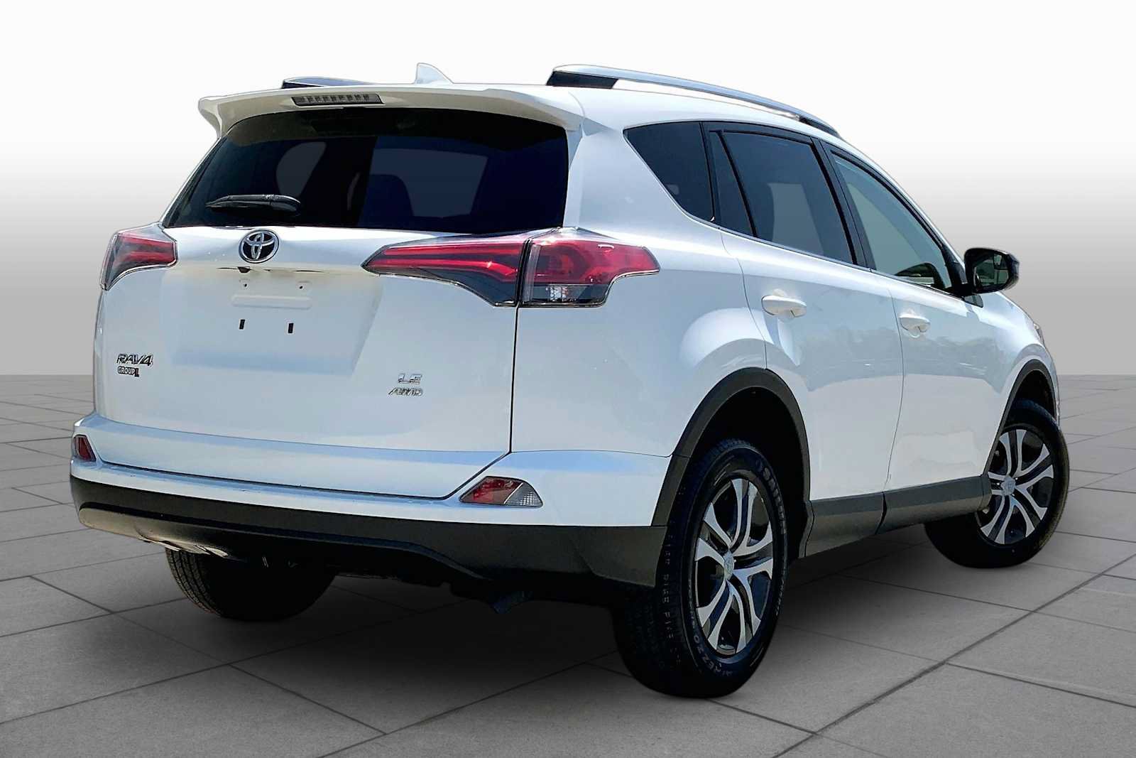 Used 2018 Toyota RAV4 LE AWD/4WD image 12
