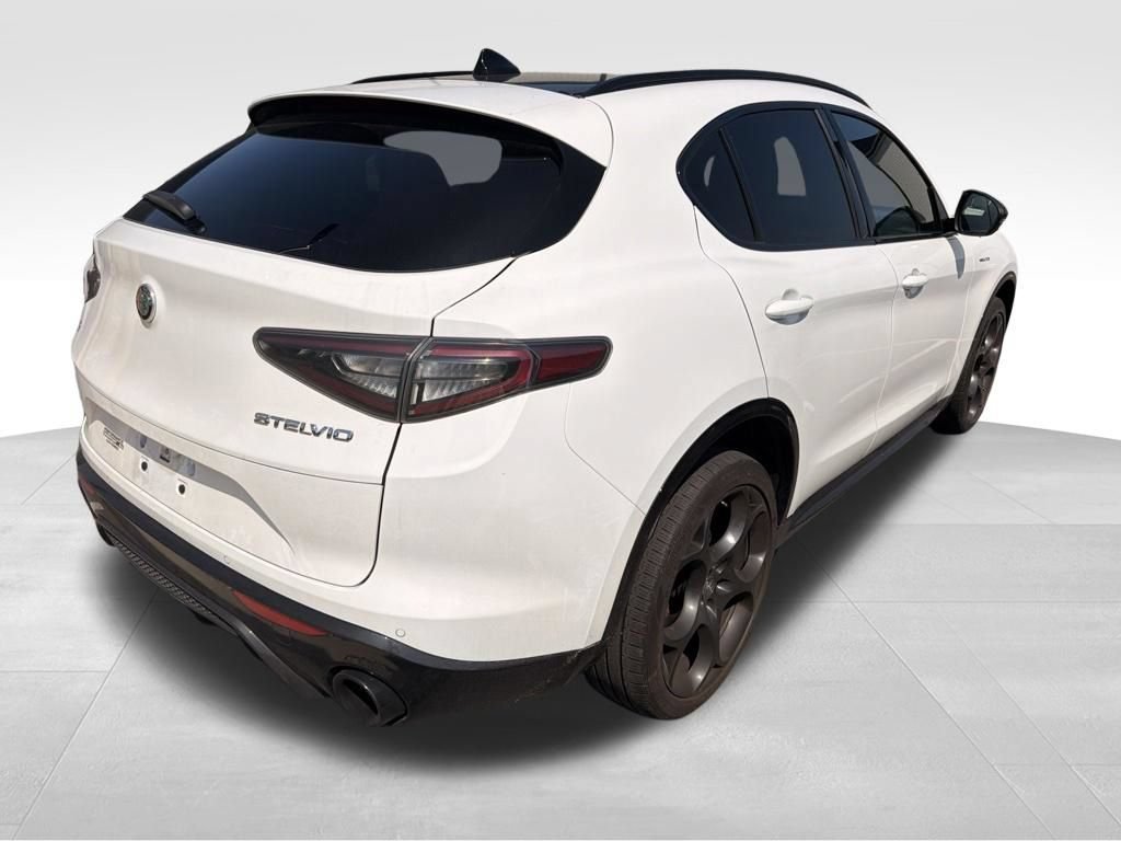 Used 2024 Alfa Romeo Stelvio Veloce AWD/4WD image 7