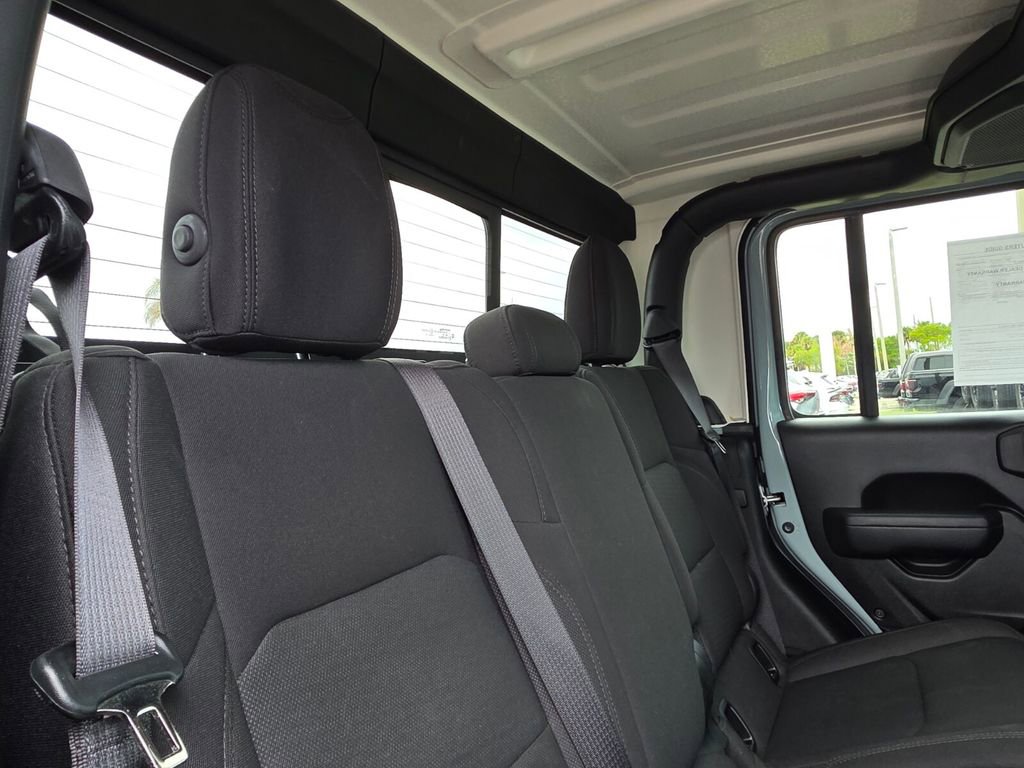 Used 2023 Jeep Gladiator Willys AWD/4WD image 14