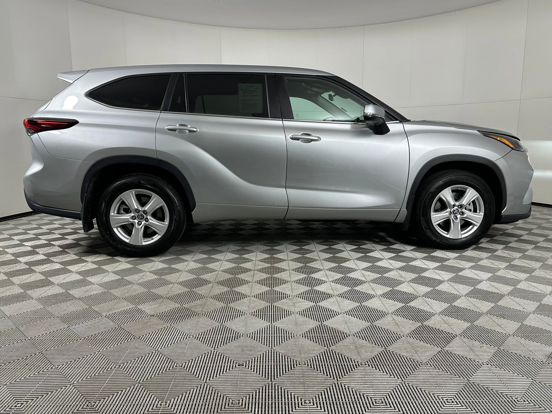 Used 2024 Toyota Highlander LE image 8