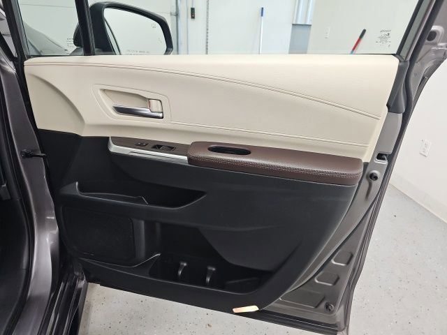 Used 2023 Toyota Sienna Platinum image 39