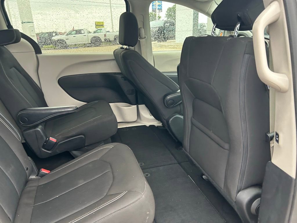 Used 2023 Chrysler Voyager LX image 15