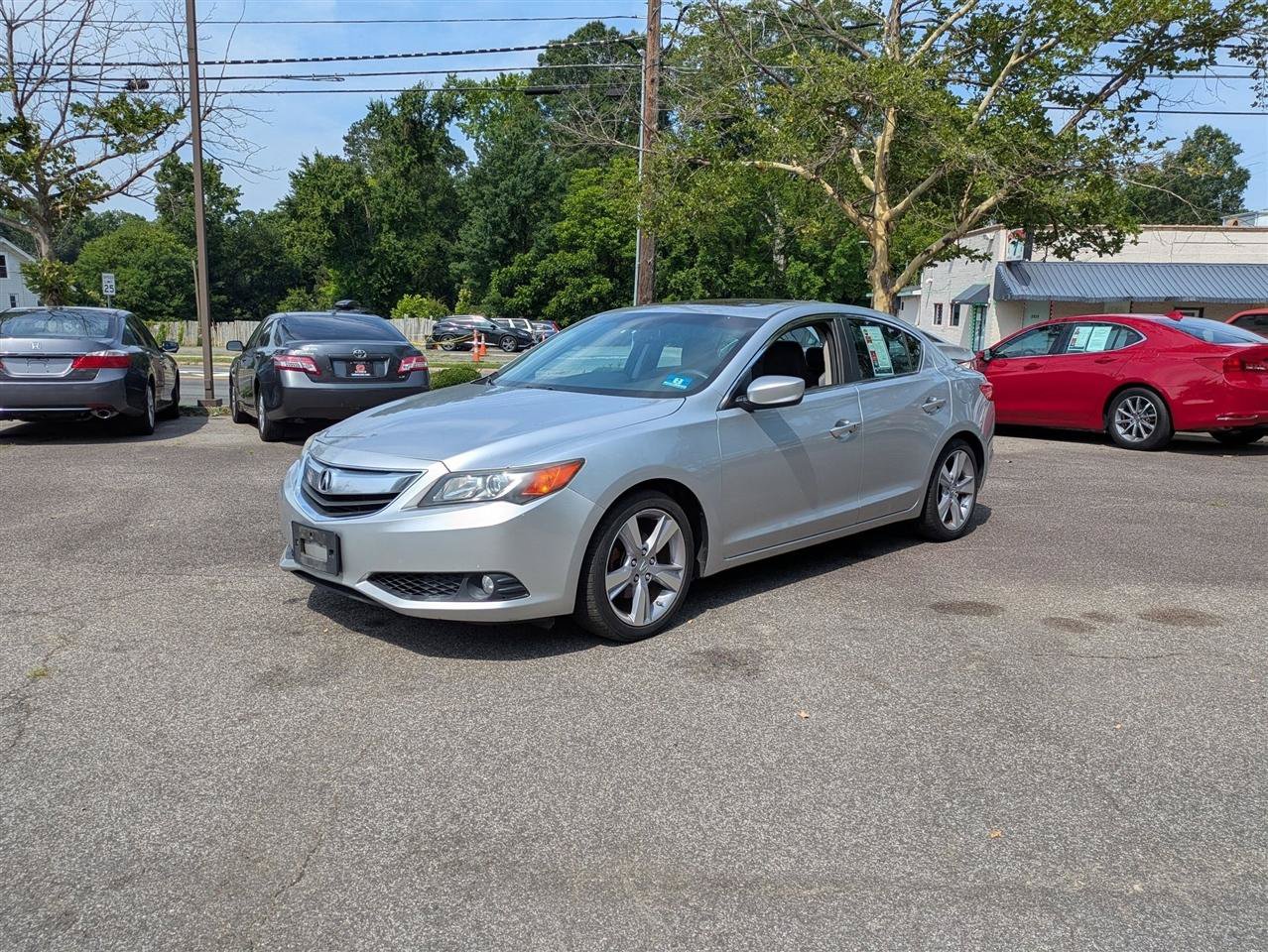 Used 2013 Acura ILX w/ Technology Package FWD image 4