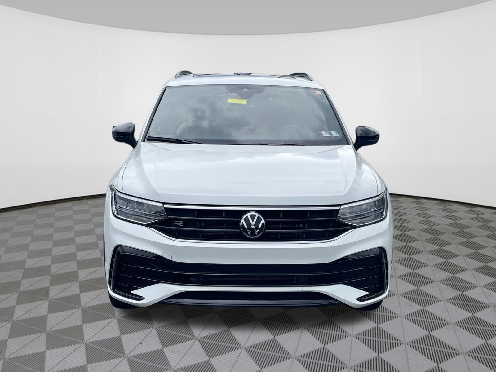 Used 2024 Volkswagen Tiguan SE R-Line AWD/4WD image 3