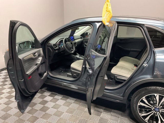 Used 2022 Ford Escape SE w/ SE Sport Appearance Package AWD/4WD image 13
