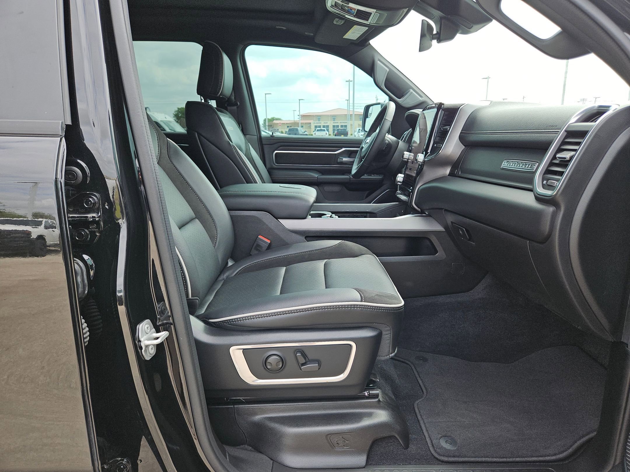 Used 2026 RAM 1500 Laramie AWD/4WD image 27