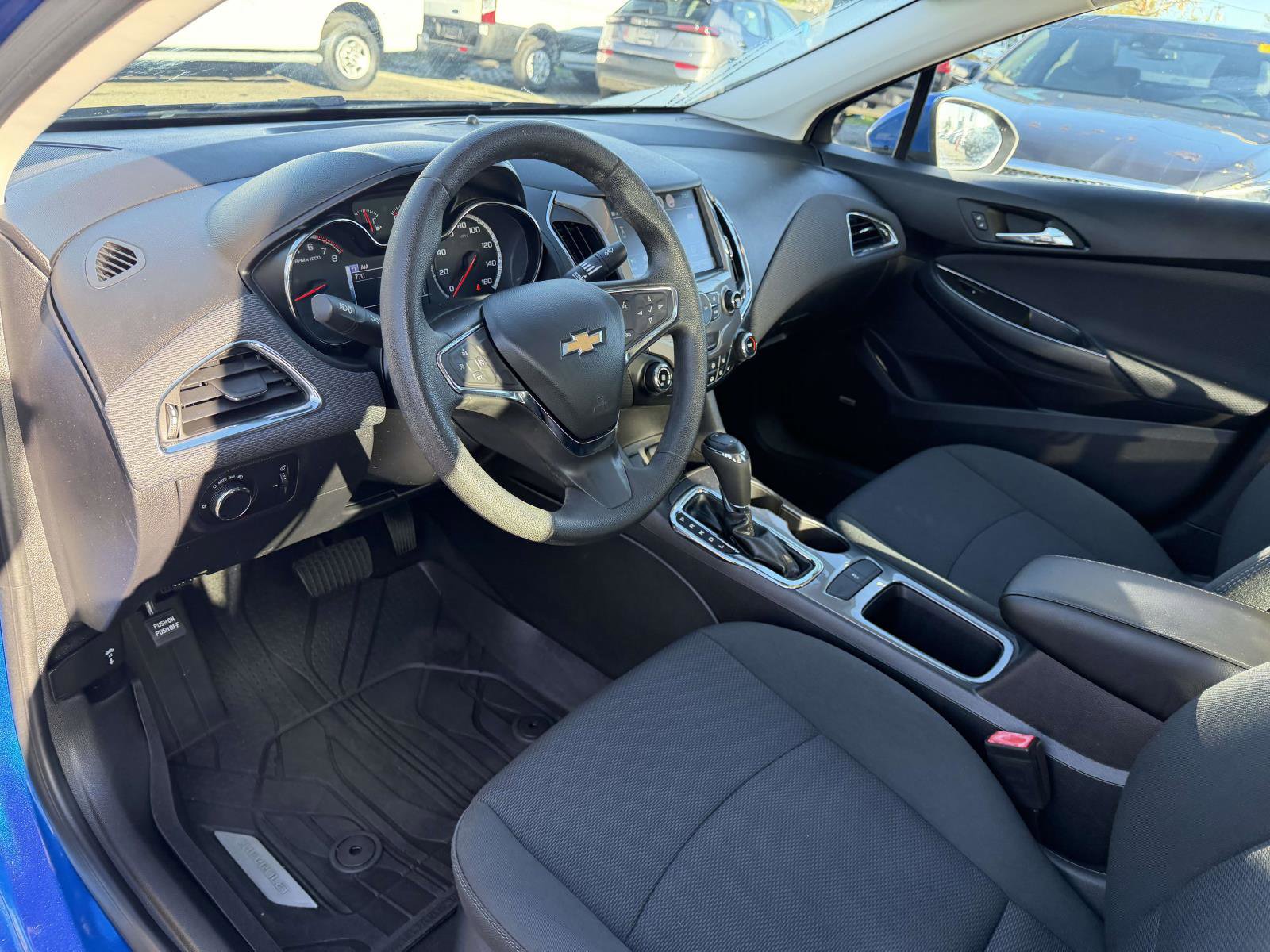 Used 2018 Chevrolet Cruze LT w/ Sun And Sound Package FWD image 12