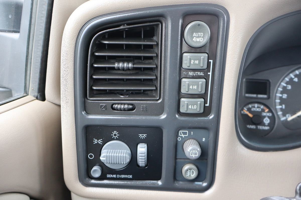 Used 2002 Chevrolet Suburban 2500 LT image 32