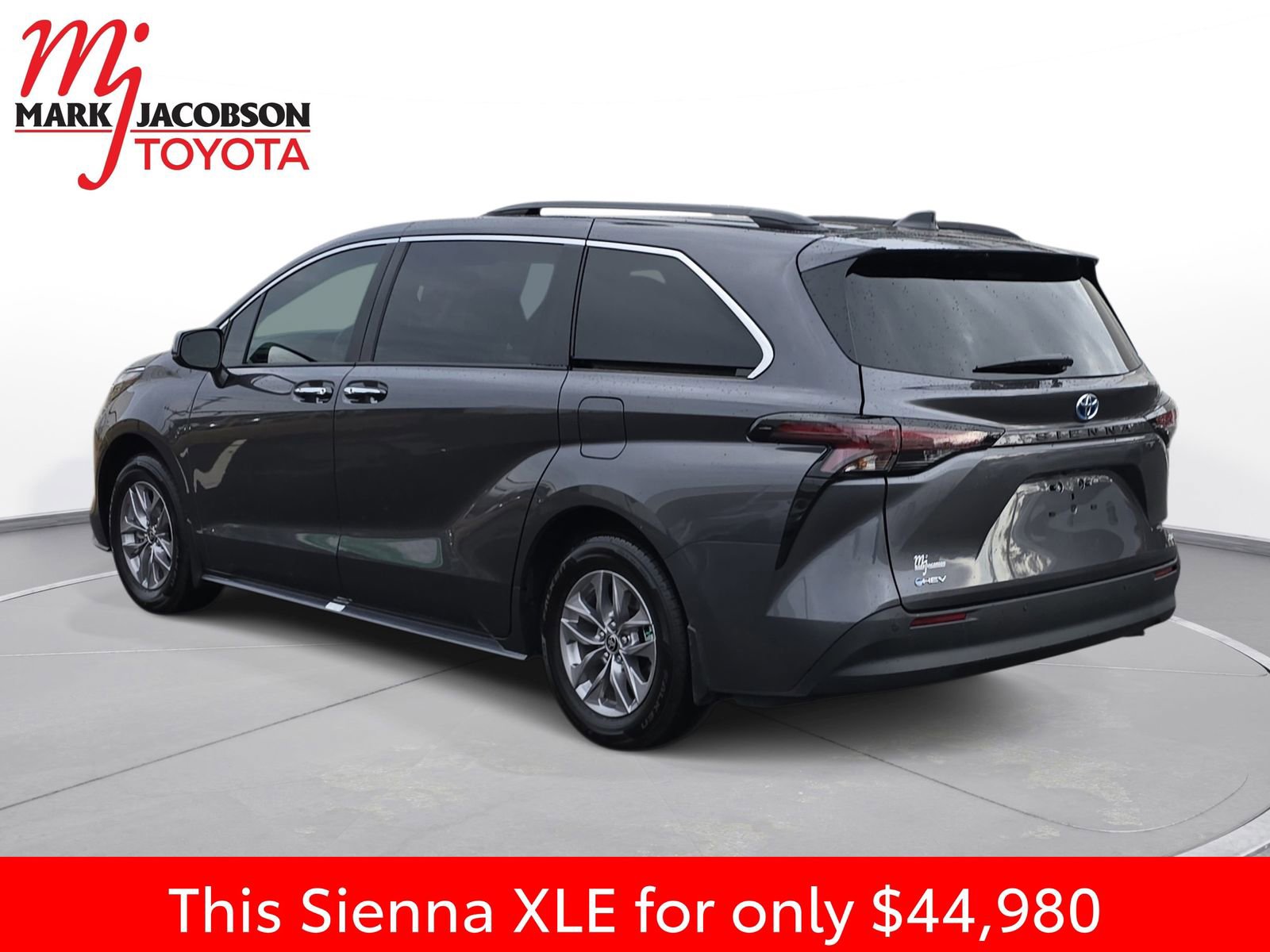 Used 2025 Toyota Sienna XLE image 13