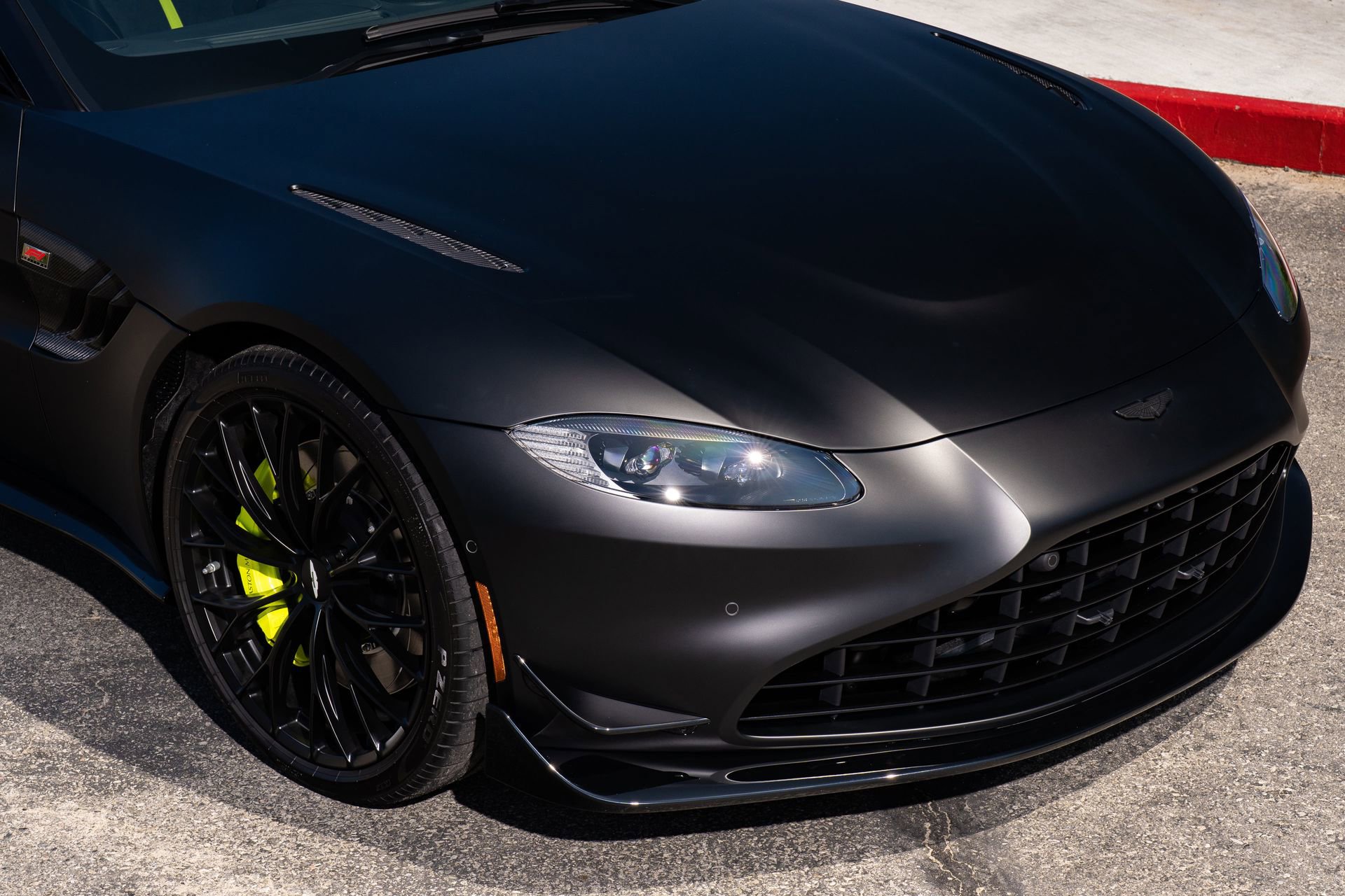 Used 2023 Aston Martin V8 Vantage Coupe RWD image 9