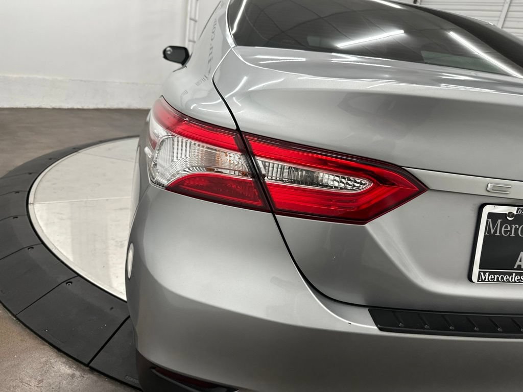 Used 2018 Toyota Camry LE FWD image 12