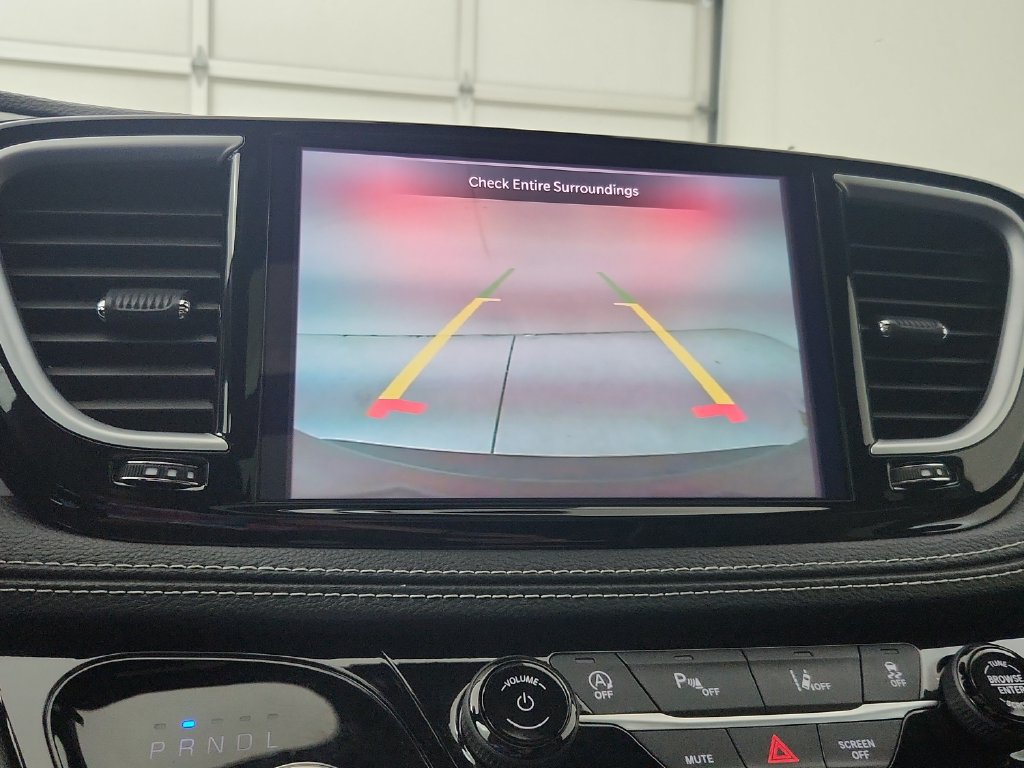Certified 2025 Chrysler Pacifica Limited FWD image 28