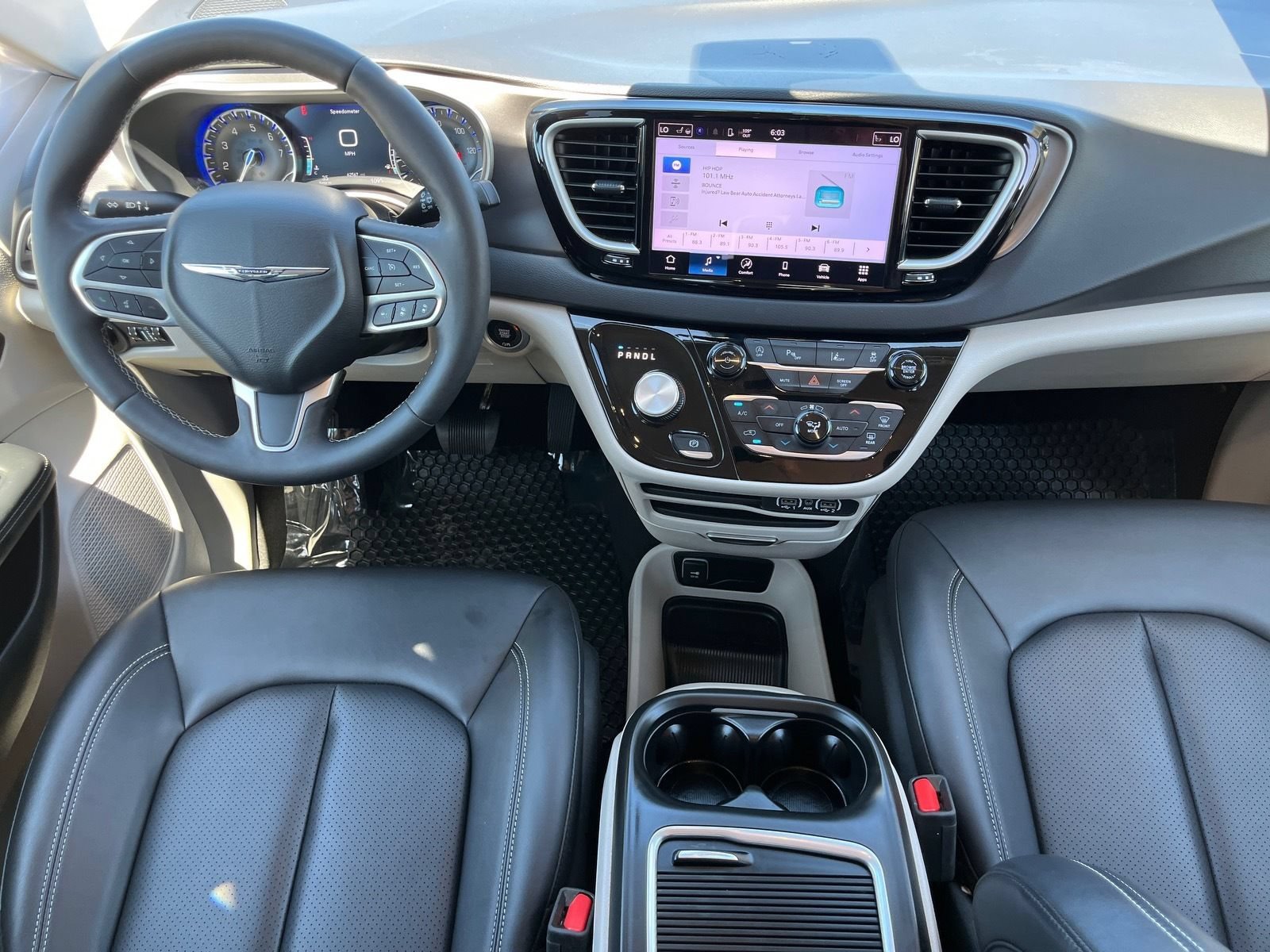 Used 2024 Chrysler Pacifica Touring-L FWD image 12