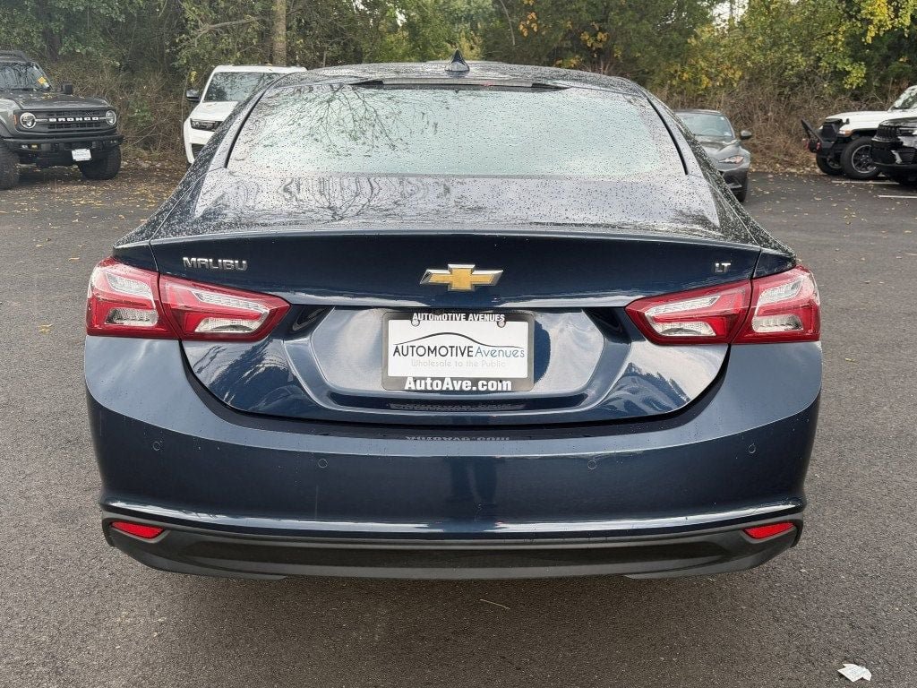 Used 2022 Chevrolet Malibu LT w/ Leather Package FWD image 5