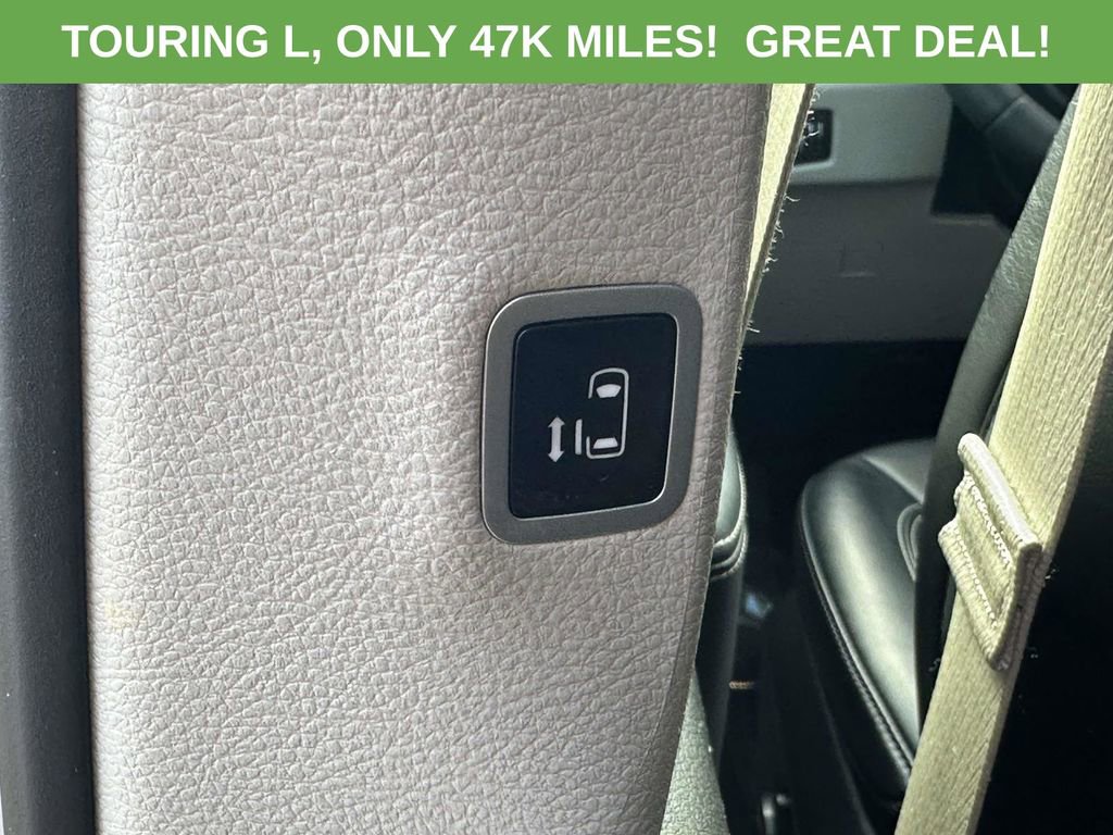 Used 2024 Chrysler Pacifica Touring-L FWD image 12