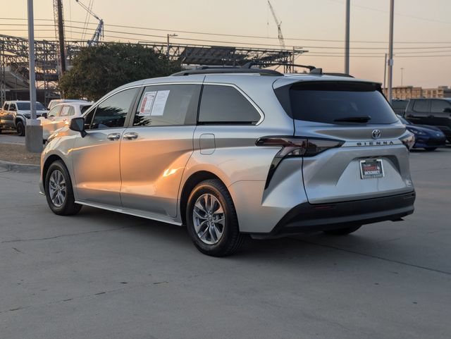 Used 2023 Toyota Sienna XLE FWD image 7