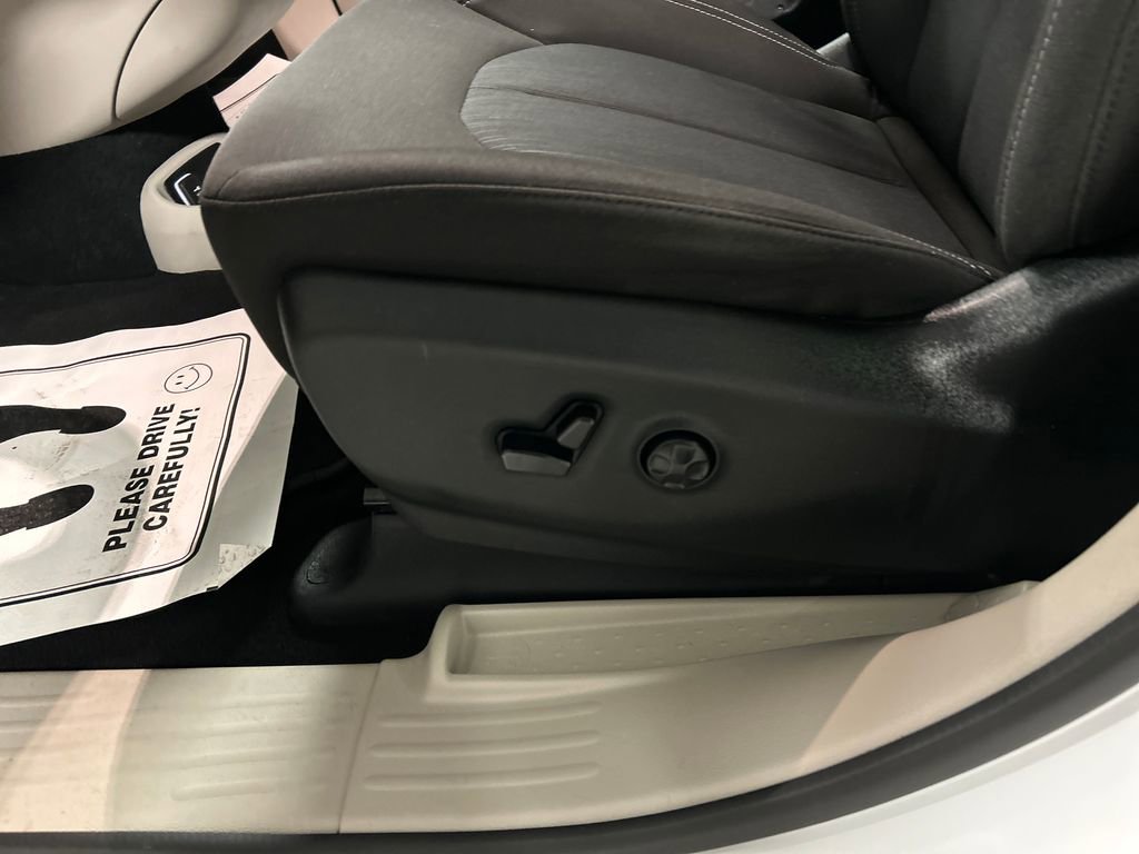 Used 2024 Chrysler Voyager LX FWD image 13