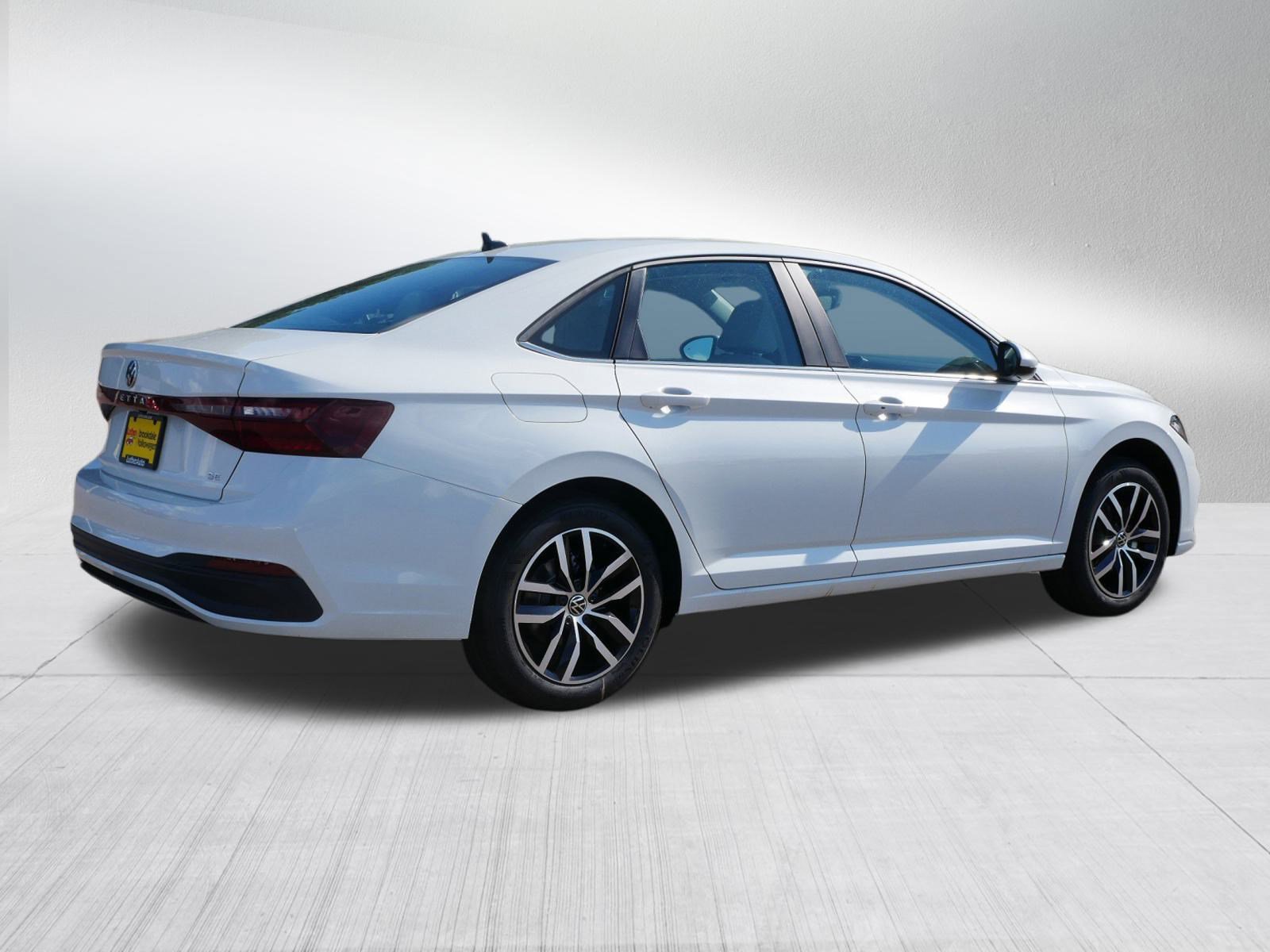 New 2025 Volkswagen Jetta SE FWD image 3