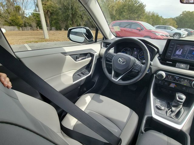 Used 2022 Toyota RAV4 XLE Premium image 7