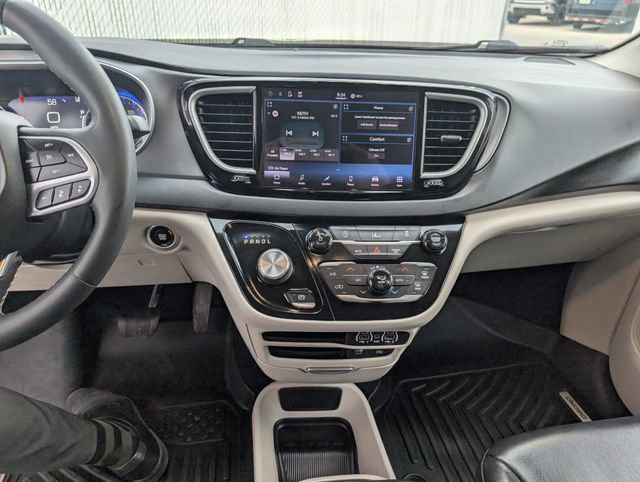 Used 2022 Chrysler Pacifica Touring-L image 3