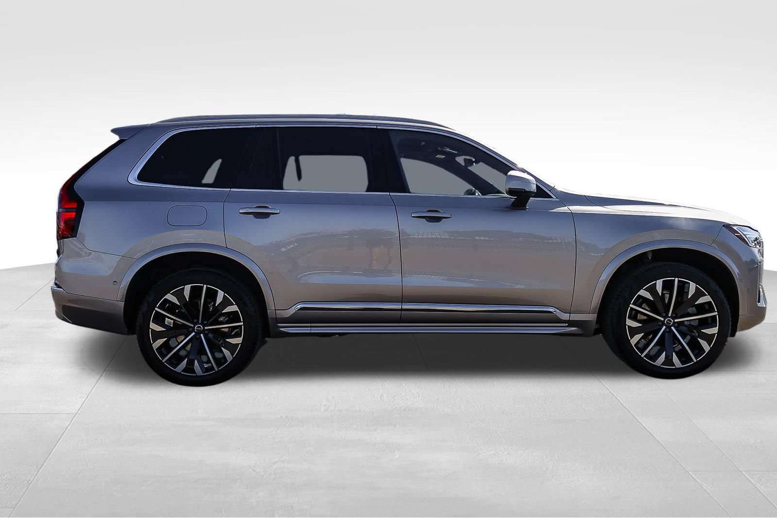 New 2026 Volvo XC90 B5 Plus w/ Protection Package AWD/4WD image 4