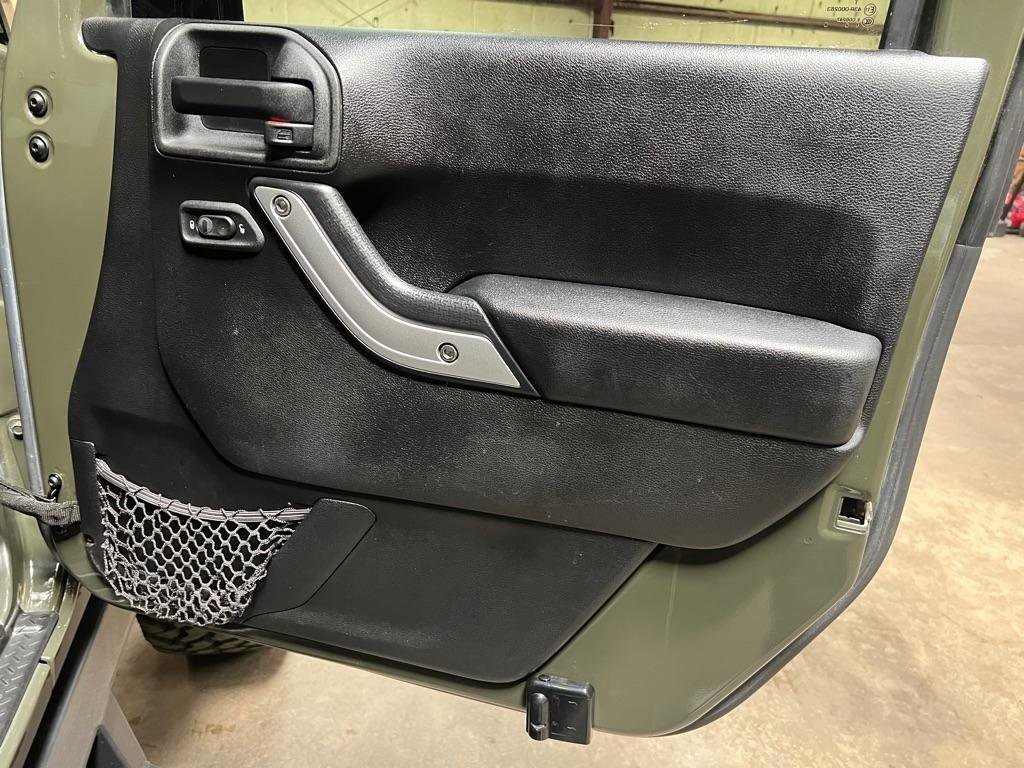Used 2015 Jeep Wrangler Unlimited Rubicon w/ Connectivity Group image 31