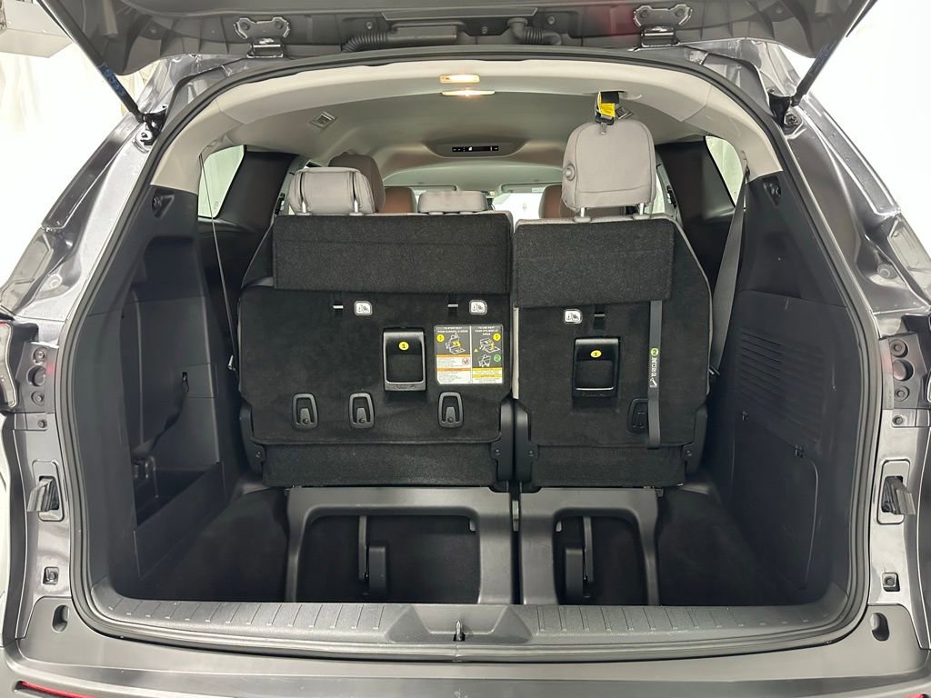 Used 2025 Toyota Sienna LE image 51
